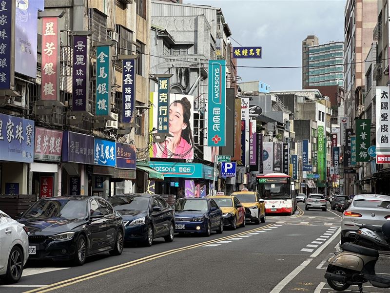 桃園市政府鼓勵店家更新特色招牌，示範計畫區2年內全額補助。（圖／桃園都發局）