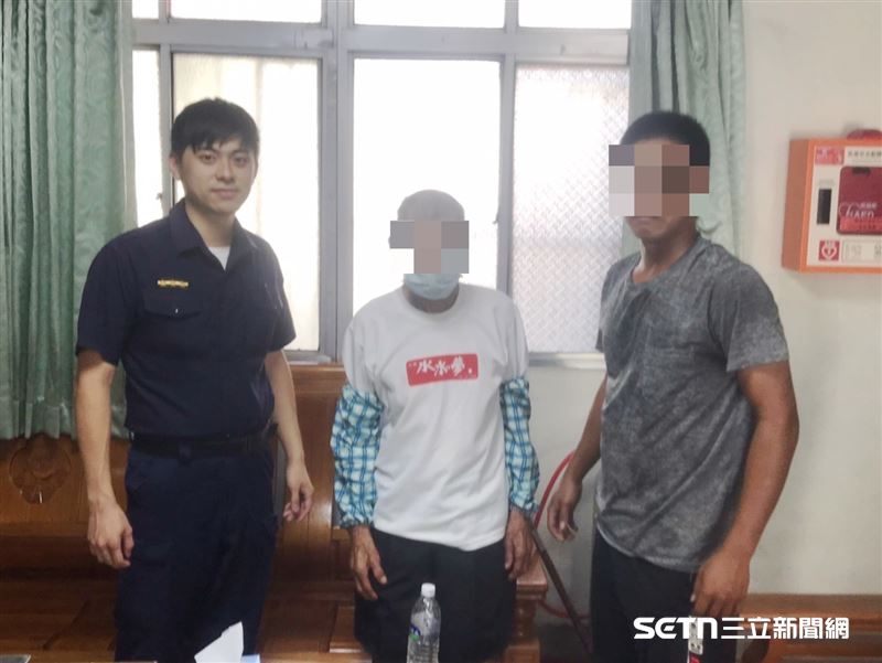 （上圖）李阿公的孫子得知阿公走失，從台南趕回雲林到派出所接他回家；（下圖）警員劉騰徽協助李先生把阿公的摩托車抬到貨車上。（圖／翻攝畫面）