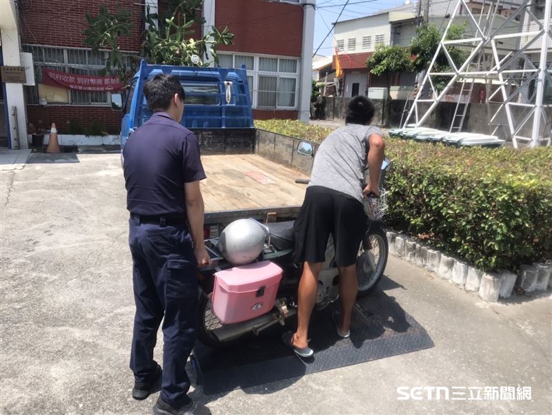 （上圖）李阿公的孫子得知阿公走失，從台南趕回雲林到派出所接他回家；（下圖）警員劉騰徽協助李先生把阿公的摩托車抬到貨車上。（圖／翻攝畫面）