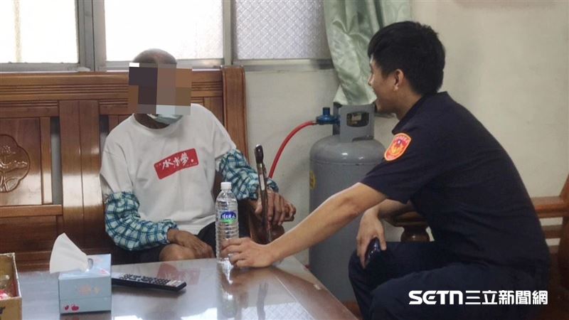 北港警分局椬梧派出所助走失長輩返家／翻攝畫面