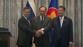 ▲記者會後，柬埔寨總理洪馬內（左）與泰國副總理兼內政部長普密塔（右），在大馬總理安華（中）主持會議下，達成停火協議。翻攝自美聯社直播畫面