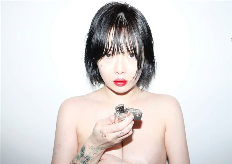 泫雅在IG上傳多張性感照引發討論，吸引超過20萬人按讚。（翻攝自IG@hyunah_aa）