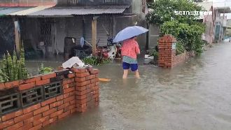 屋簷才被吹掀又遇淹水　雲林嬤躺床遭水困