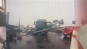 砂石車疑因煞車失靈，而自撞安全島。（圖／消防局提供）