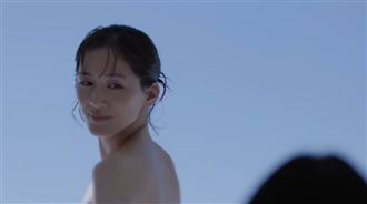 綾瀨遙脫了！「上身全裸」大尺度畫面瘋傳