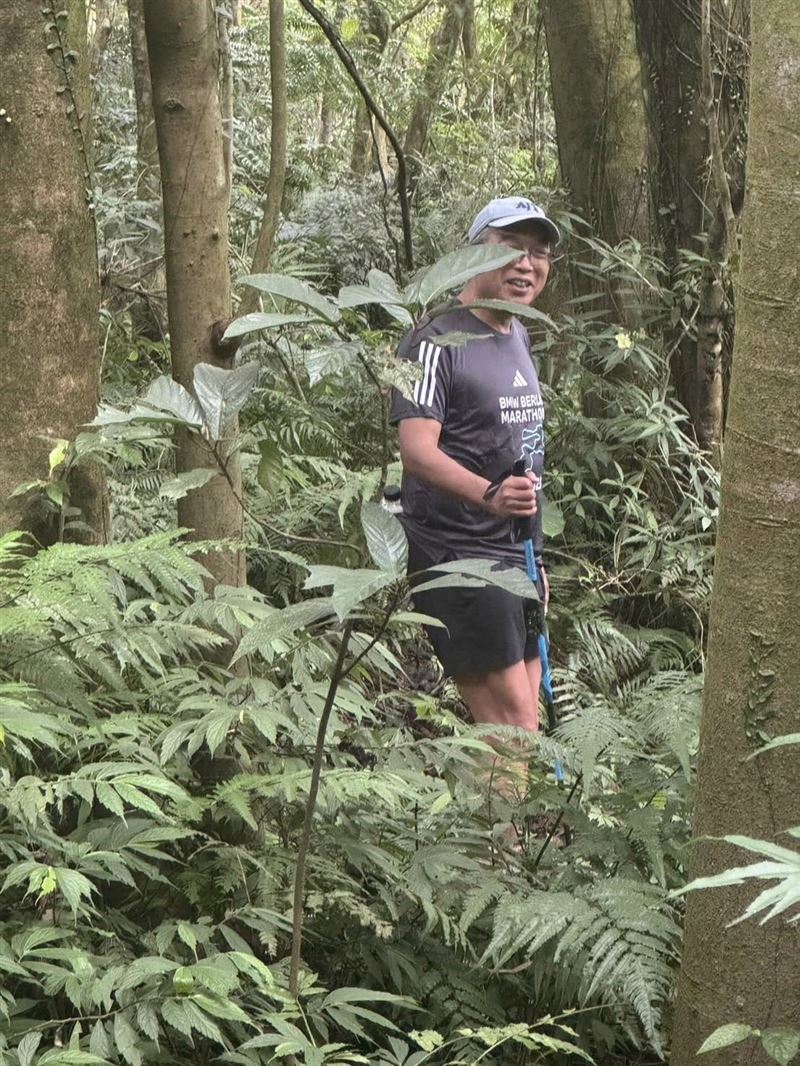 大罷免隔日清晨登山，謝金河與一票友人沿石碇山徑健走兩小時，登高望遠療癒心情，「選舉是一時的，爬山是永遠的！」謝金河分享捷兔跑步與登山體悟。（圖／翻攝謝金河臉書）