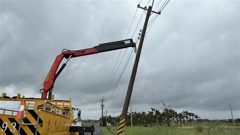 台南風災剛過又遇豪雨，台電啟動特別巡視，雲嘉南區域近800人全力投入線路巡視與災後搶修。（圖／中央社）