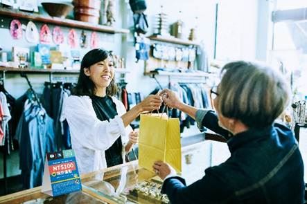 美國運通「在地好店」活動邁入第九年，持續透過卡友消費力，活絡全台商圈。，活動鼓勵卡會員在全台小店消費，以實際行動活絡社區經濟，限時滿額現折方案免登錄，消費即享優惠，提升參與便利性。（圖／美國運通提供）
