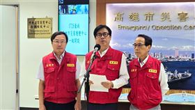 西南氣流恐致災　陳其邁籲市民留意受西南氣流及低壓帶影響，恐為南部帶來致災性豪雨，高雄市政府28日晚間成立豪雨應變中心一級開設，由市長陳其邁（中）主持第一次工作會議，提醒民眾提高警覺，若有相關災情或需要協助部分，可撥打119或1999專線通報。中央社記者張已(??兼)攝　114年7月28日