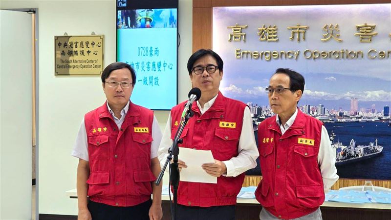 高雄市政府28日晚間成立豪雨應變中心一級開設，由市長陳其邁（中）主持第一次工作會議。（圖／中央社）