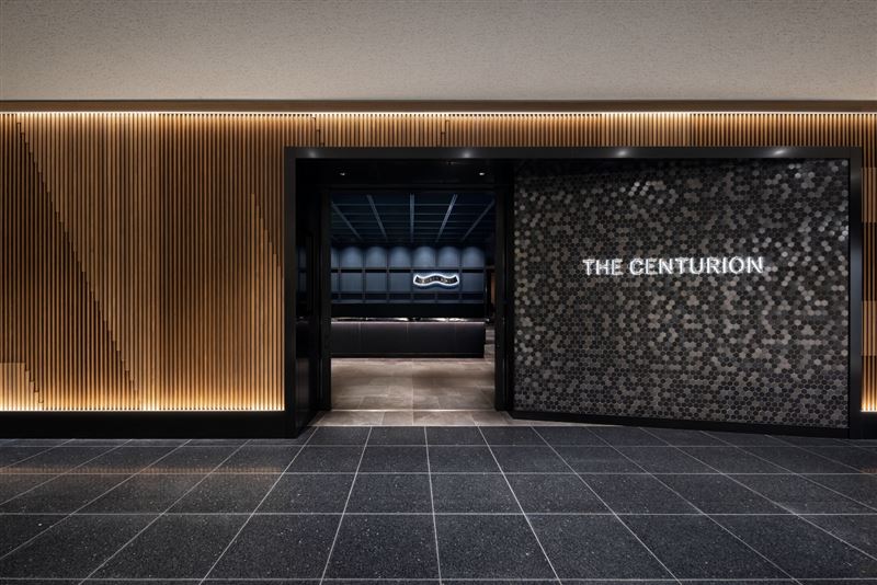 美國運通於羽田機場開設日本首間Centurion貴賓室，全新貴賓室融合日本工藝與哲學，展現在地文化底蘊，貴賓室設有即煮廚房，提供道地日西料理與甜品吧，主廚Ogino設計專屬菜單，嚴選食材呈現日式精緻風味。（圖／美國運通提供）