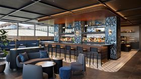 ▲美國運通於羽田機場開設日本首間Centurion貴賓室，全新貴賓室融合日本工藝與哲學，展現在地文化底蘊，貴賓室設有即煮廚房，提供道地日西料理與甜品吧，主廚Ogino設計專屬菜單，嚴選食材呈現日式精緻風味。（圖／美國運通提供）