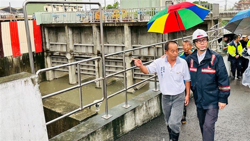 高雄市長陳其邁宣佈今日停止上班、停止上課。(圖/翻攝自陳其邁臉書)