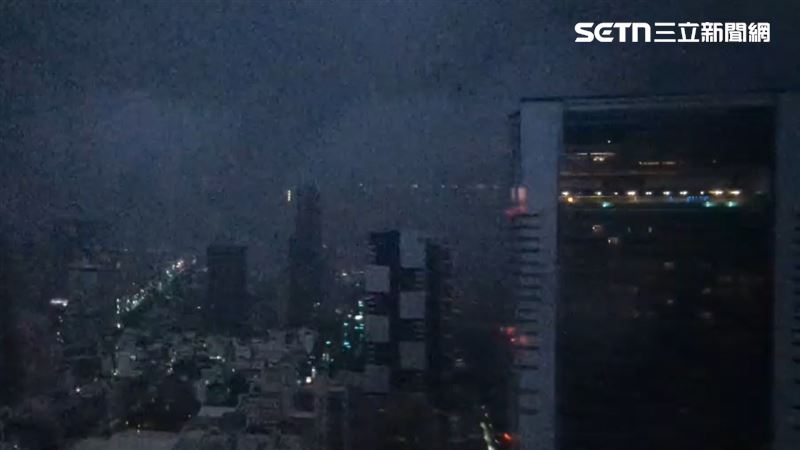 大雷雨昨晚狂炸高雄，直到清晨雨勢尚未停歇。（圖／翻攝畫面）