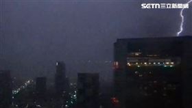 高雄市,高雄,台南市,屏東縣,豪雨,雷擊,雨勢,雷雨,閃電,打雷,夜空▲圖片描述。（圖／翻攝畫面）