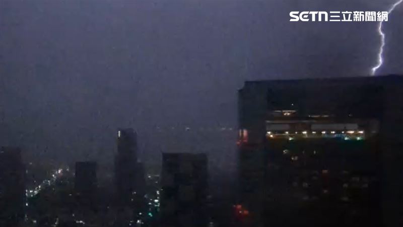 高雄市昨晚（28日）下大雷雨。（圖／翻攝畫面）