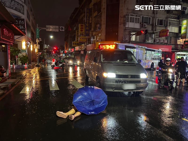 新北市蘆洲區長安街、九芎街路口，昨晚（28日）發生車禍事故。（圖／翻攝畫面）