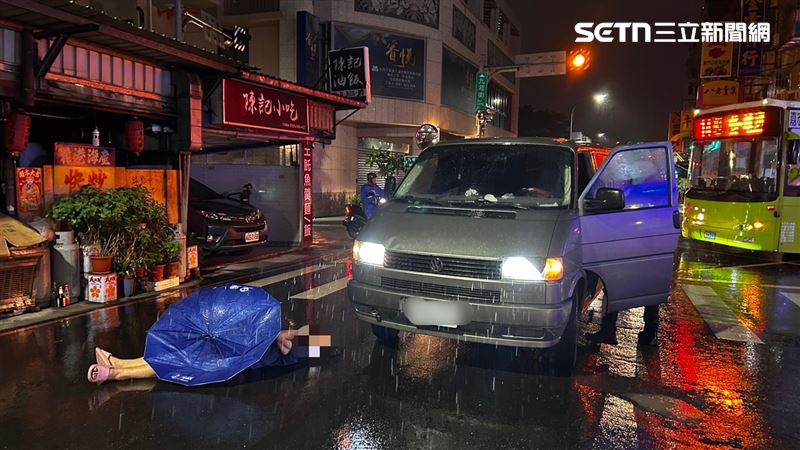 65歲閻姓婦人雨天撐傘走在斑馬線上被撞倒在地。（圖／翻攝畫面）
