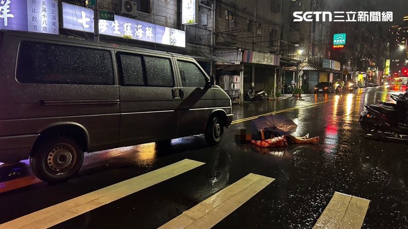 65歲閻姓婦人雨天撐傘走在斑馬線上被撞倒在地。（圖／翻攝畫面）