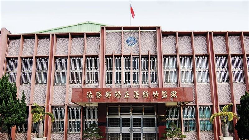 受刑人江昱賢保外就醫後為返回竹監,陸續犯下2起性侵強盜案。(翻攝矯正署新竹監獄臉書)