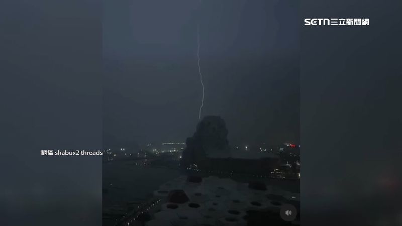 高雄入夜暴雨閃電狂炸!網:是雷神降臨嗎