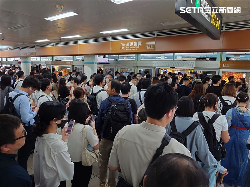 北捷文湖線異常52分鐘,8400名旅客受影響,皆可向車站退費。(圖/民眾授權提供,未經同意請勿轉載)