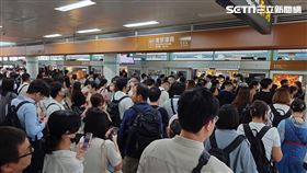 文湖線列車異常，月台被通勤旅客塞爆。（圖／民眾授權提供，未經同意請勿轉載） 