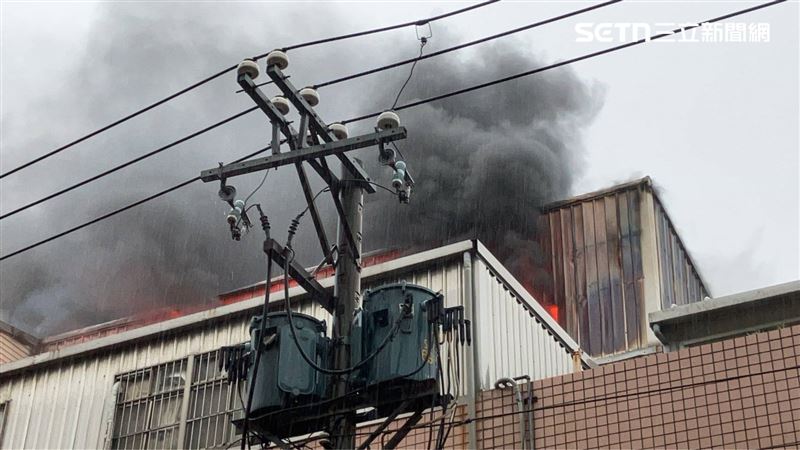 發生火警的工廠傳出陣陣爆炸聲響。（圖／翻攝畫面）