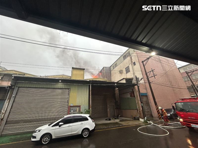 桃園市平鎮區29日上午突竄火舌。（圖／翻攝畫面）