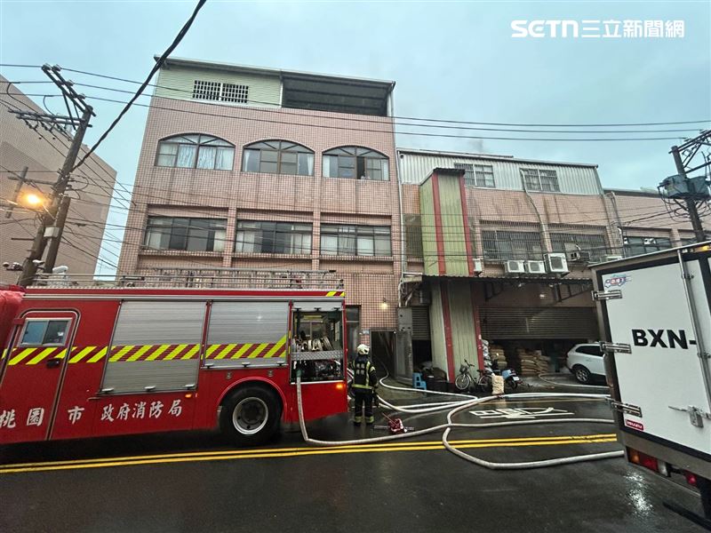 發生火警的工廠傳出陣陣爆炸聲響。（圖／翻攝畫面）