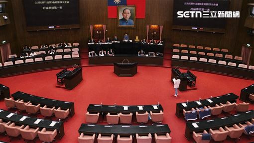 新／退休教師爽了！反教職員年改三讀通過