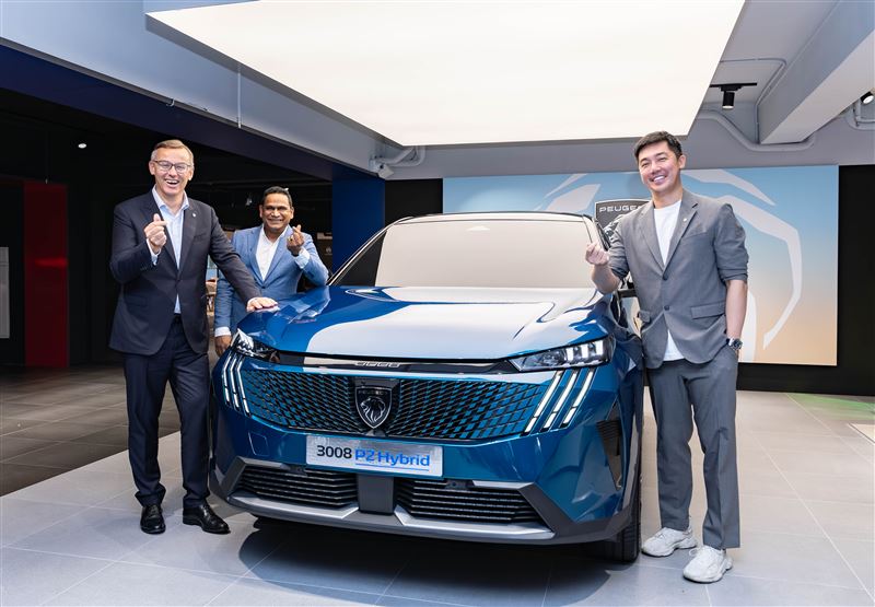 PEUGEOT全球CEO Alain FAVEY，與亞太區兩位高階主管Ashwani Muppasani與Isaac Yeo，一同出席新北板橋展示中心開幕活動。（PEUGEOT提供）