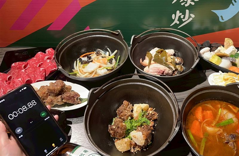 狂一鍋寵老爸，碼表精準按出8秒88就能免費嗑鍋。（圖／狂一鍋 提供）