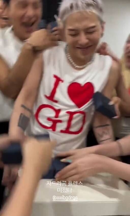 GD贈送舞者聯名款項鍊。(圖/翻攝自IG)