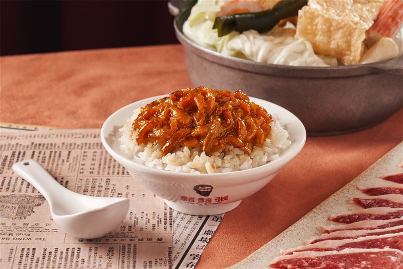 六扇門與鬍鬚張首度推出聯名套餐「極上和牛鍋+鬍鬚張魯肉飯」。（圖／六扇門 提供）