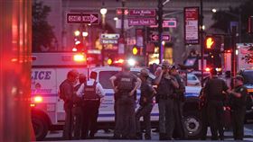 ▲美國紐約市28日發生槍擊事件，警方封鎖現場。（圖／美聯社／達志影像）