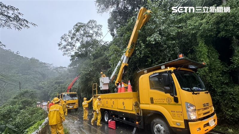 台電屏東區處已針對山區及沿海低窪地區,有安全疑慮桿線進行補強。(圖/台電提供)