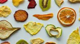 商業包裝之水果乾可以直接帶回台灣，但椰棗乾、乾無花果等應至檢疫櫃檯申報檢疫，合格後才能攜入。（示意圖／翻攝自unsplash）