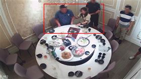 湯男砸店後警方獲報到場處置。（圖／翻攝畫面）