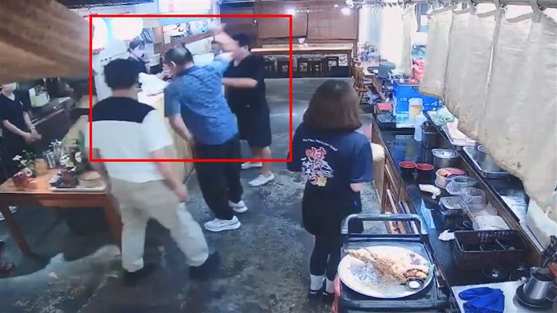 湯男拿醬料罐砸女店員。(圖/翻攝畫面)