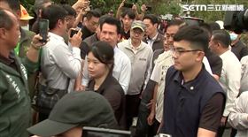 ▲卓榮泰到南部勘災，面對追問是否決定不對普發現金案提出覆議，並未回應。（圖／翻攝畫面）