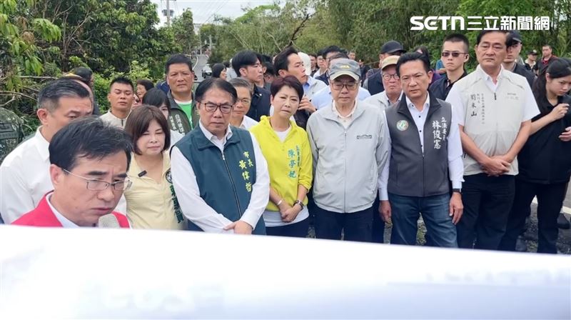 黃偉哲29日6點前往頂山、西寮視察,後陪同行政院長卓榮泰勘災。(圖/翻攝畫面)
