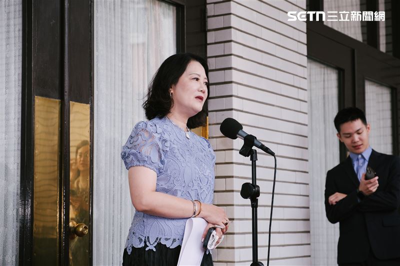 吳思瑤諷刺，國民黨自己炒作的議題，選後卻選擇告發公民，對於公民「用你的魔法對付你」，國民黨卻選擇推翻自己的講法。（圖／記者楊士誼攝影）