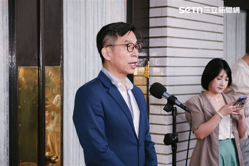 鍾佳濱則指出，民眾以這個邏輯，也對「地方是否普發現金？」表達疑問，「這樣比擬，我認為社會自有公評」。（圖／記者楊士誼攝影）