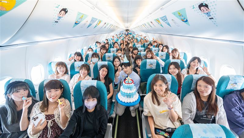 偉晉與粉絲萬呎高空相見歡,與來自各地的幸運粉絲齊聚空中。(圖/源活娛樂提供)