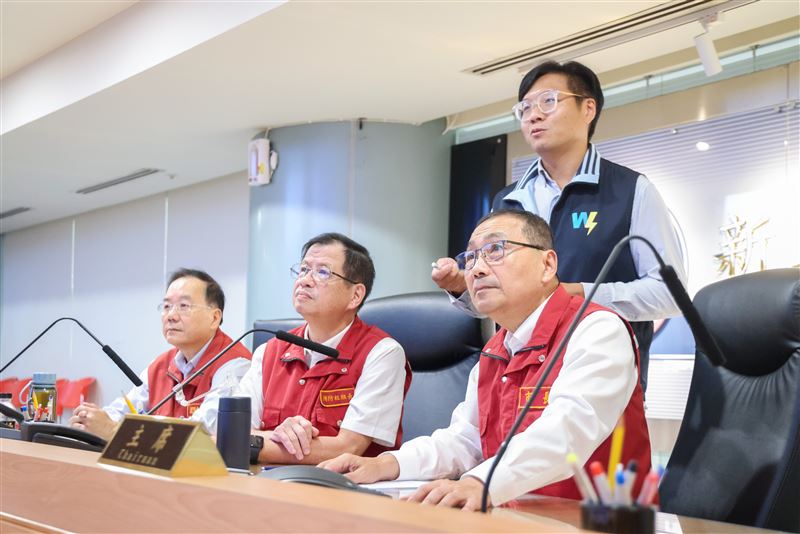 新北市長侯友宜至EOC關心強降雨情形。(圖/新北市府提供)