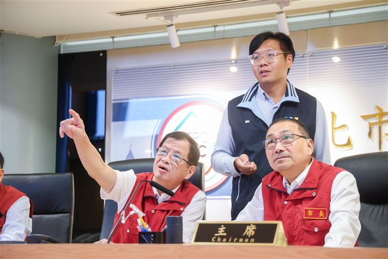 新北市長侯友宜至EOC關心強降雨情形。(圖/新北市府提供)