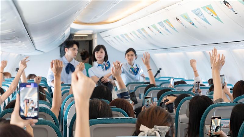 偉晉與粉絲萬呎高空相見歡,與來自各地的幸運粉絲齊聚空中。(圖/源活娛樂提供)