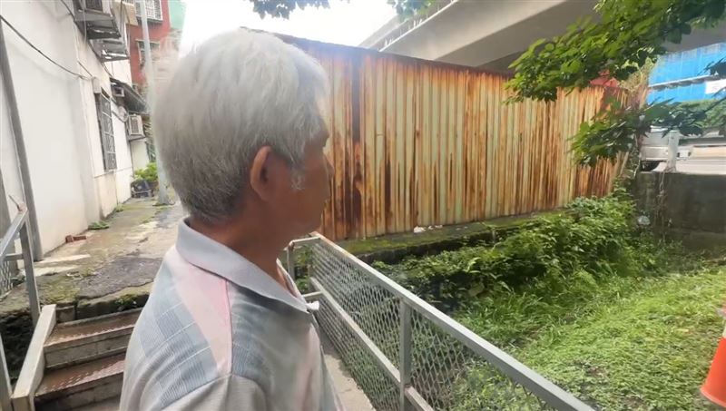 新莊發生驚悚箱屍命案,當地里長發現急忙報警。(圖/翻攝畫面)