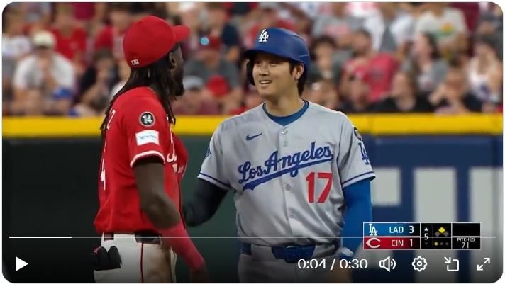 大谷翔平上壘後和紅人克魯茲（Elly De La Cruz）相談甚歡。（圖／翻攝自MLB X）